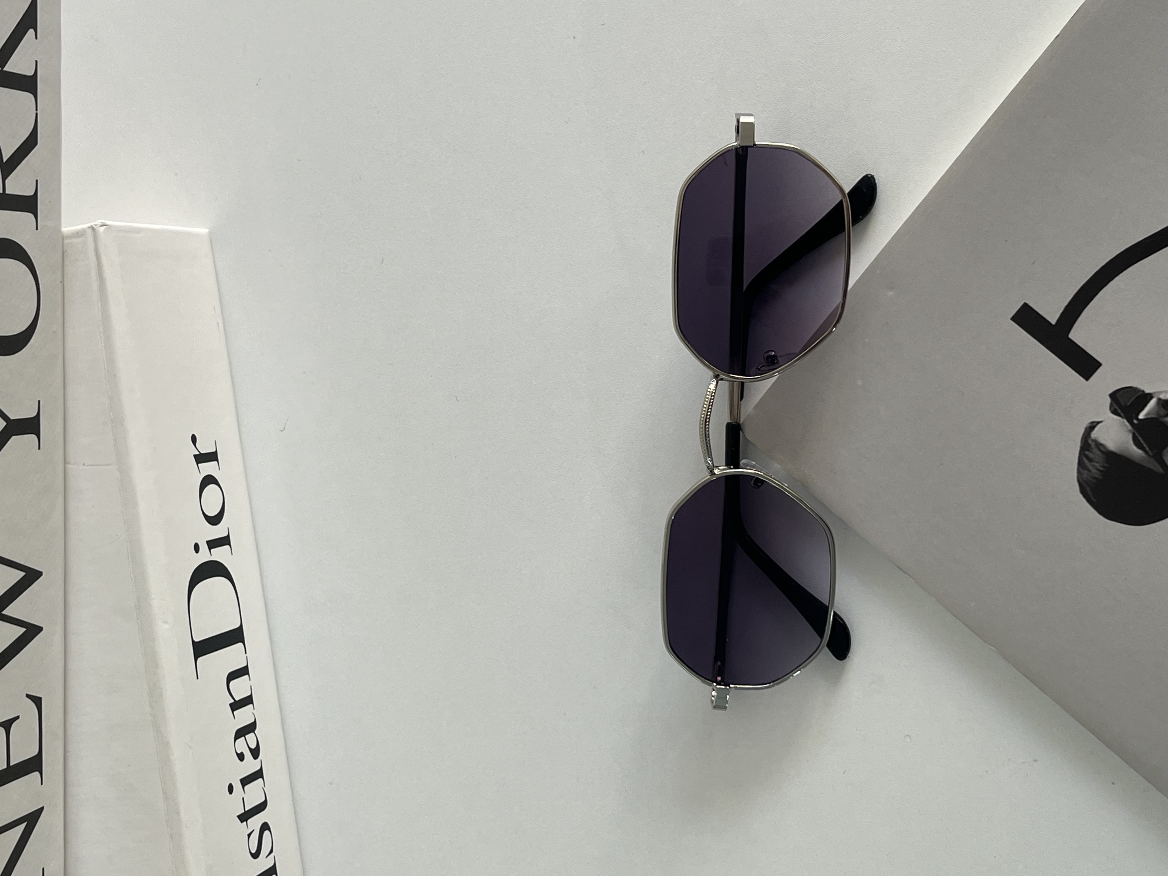 عینک آفتابی مردانه برند Rayban  فریم فلزی مشکی دودی یووی 40۰