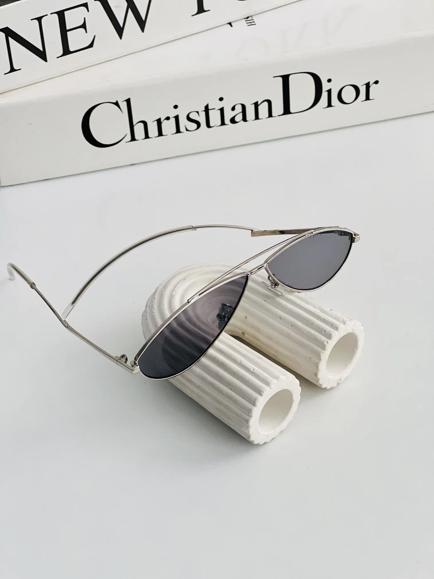 عینک آفتابی فانتزی برند Dior فریم فلزی نقره ای دودی یووی 400